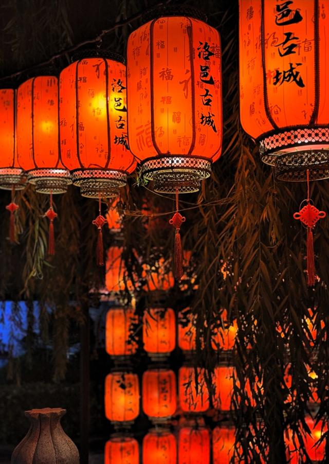 洛阳“天女散花”美上热搜，现场游客挤爆古城！