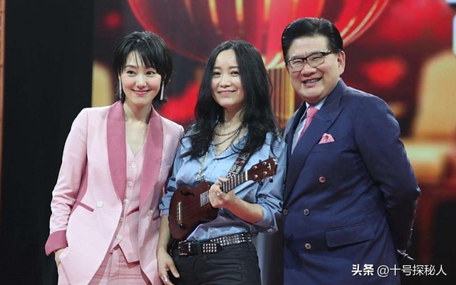 连上5次春晚，私下却和恩师同居怀孕被骗流产，如今56岁依旧单身