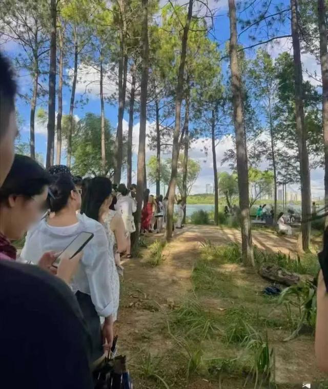 什么情况！高温下排队！无锡一景区大批女游客涌入