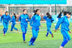 训练足球、吃热干面、登黄鹤楼，王霜邀请重庆“追风女孩”武汉过寒假图片