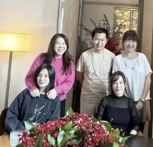 落毛的凤凰不如鸡？前途尽毁、家也散了，但好在赵薇还有一个靠山