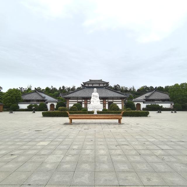 西平县蚕神嫘祖雕像与河洛古国牙雕家蚕，共证河南是养蚕漅丝源头