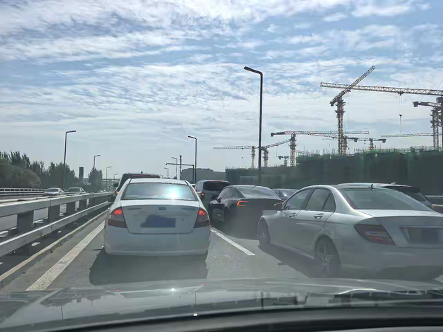 太原榆次跨城驾车肠梗阻，开学叠加中元节出行，几公里耗时3小时