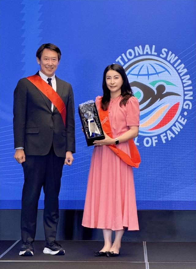 霍启刚高调官宣喜讯仨月，郭晶晶再破天花板，让整个贵妇圈沉默了