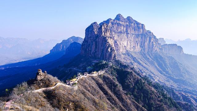游东太行，望群山 ，感悟‘云海翻腾走龙蛇，绝壁生辉见奇峰’