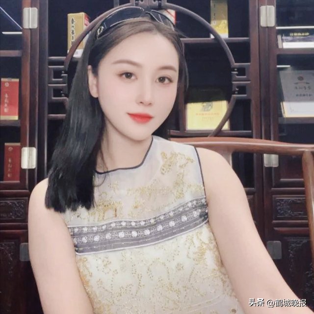 嘎子哥谢孟伟被拘留后，角色换人，妻子删除两人合影，评论区沦陷