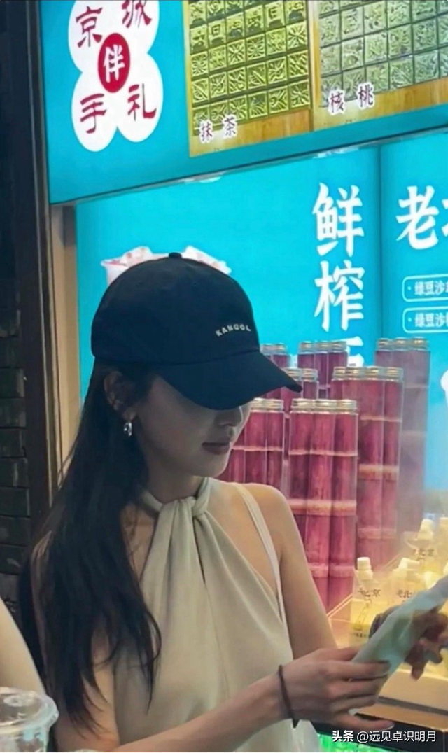网友在北京偶遇章若楠，电视上看着高挑的她，现实中竟这么娇小