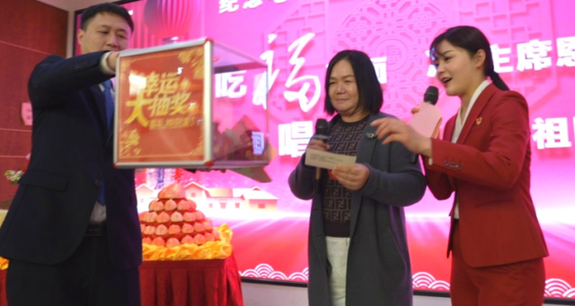 吃福寿面，念主席恩！唱东方红，愿祖国好！