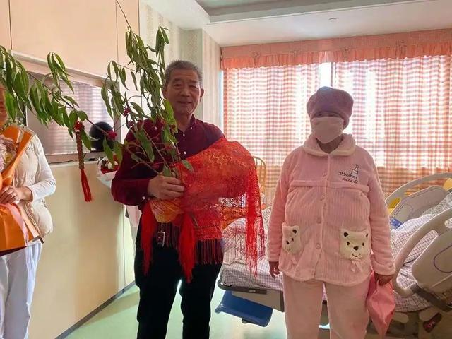 小天赐，终为父母当年的“冲动	”买了单，年仅6岁活得不像个小孩