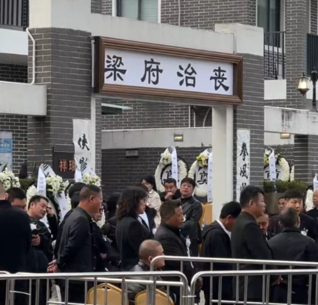 一场追悼会，戳穿了梁小龙在香港的真实地位，原来成龙没说谎！