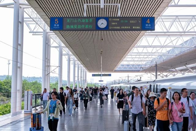 坐火车能拍到古建筑！网友：在哪？马上出发