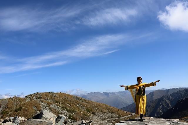 登上新疆云霄峰，一览四国景！