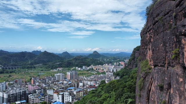 一睹金鸡岭，十年不看山？