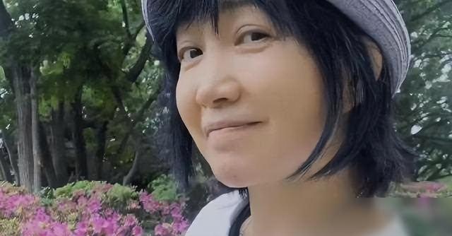 她连上4次春晚，和恩师同居怀孕，被骗流产，如今51岁依然单身