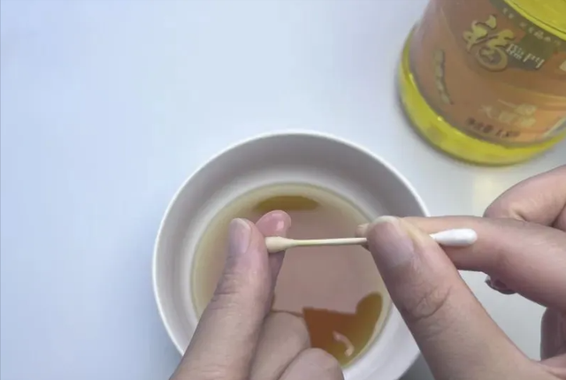 手被胶水粘住，别硬扯，滴上一点这个，立马融化，不疼不伤皮肤