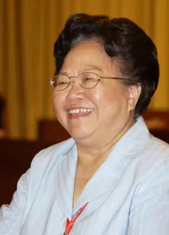 “坚持计划生育一百年不动摇”的彭佩云逝世，她父亲的人生更传奇