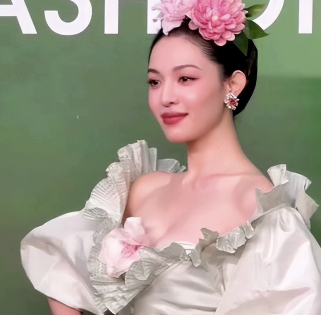 上海红毯，章子怡副乳露尴尬，钟楚曦被网友群嘲，宋雨琦腿太短
