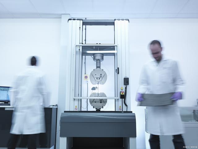 惊魂一刻！飞机挡风玻璃高空被击裂，太空垃圾正成航空安全新威胁