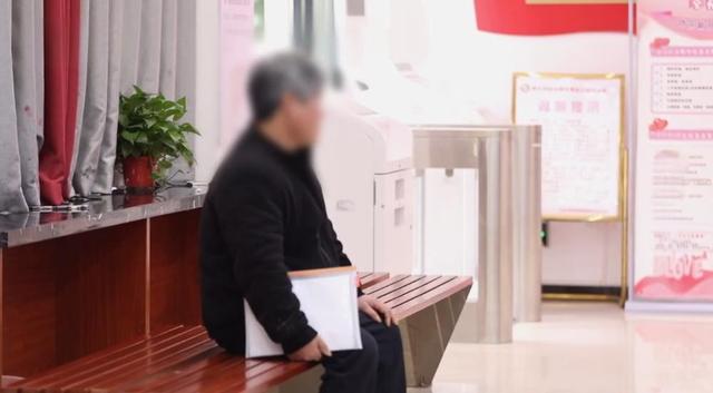 广西厂妹为男友生4孩，十几年后领证时才知：男友有个失踪的妻子