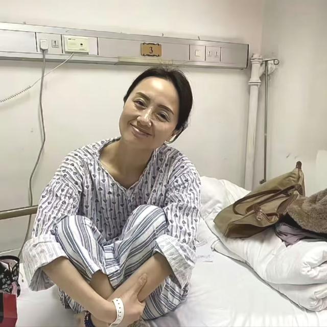 离春节不到2个月，52岁辛柏青高调官宣喜讯，朱媛媛总算能安心了