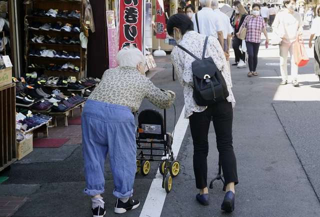 中美日三国平均寿命对比：日本84岁、美国79岁，中国令人意外
