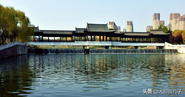 层林尽染秋景如画