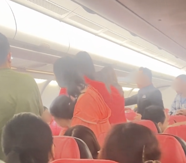 俩旅客在飞机上大打出手 公安处置