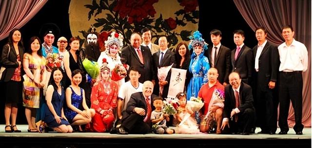 吃里爬外，永不回国？她带领30名演员选择留美，如今年过花甲归来