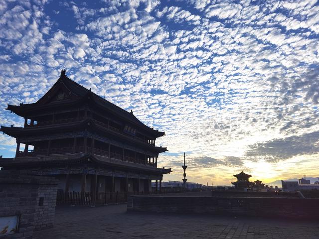 蓝天白云映“忻”城