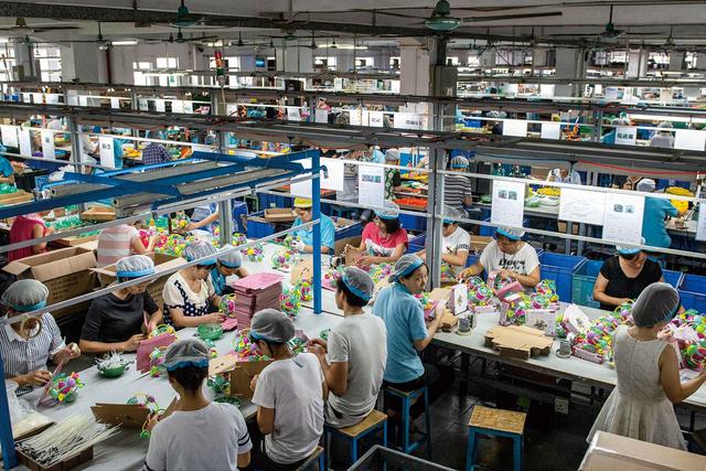 30年打工路、150万张照片，占有兵用镜头为底层打工人“立传”！