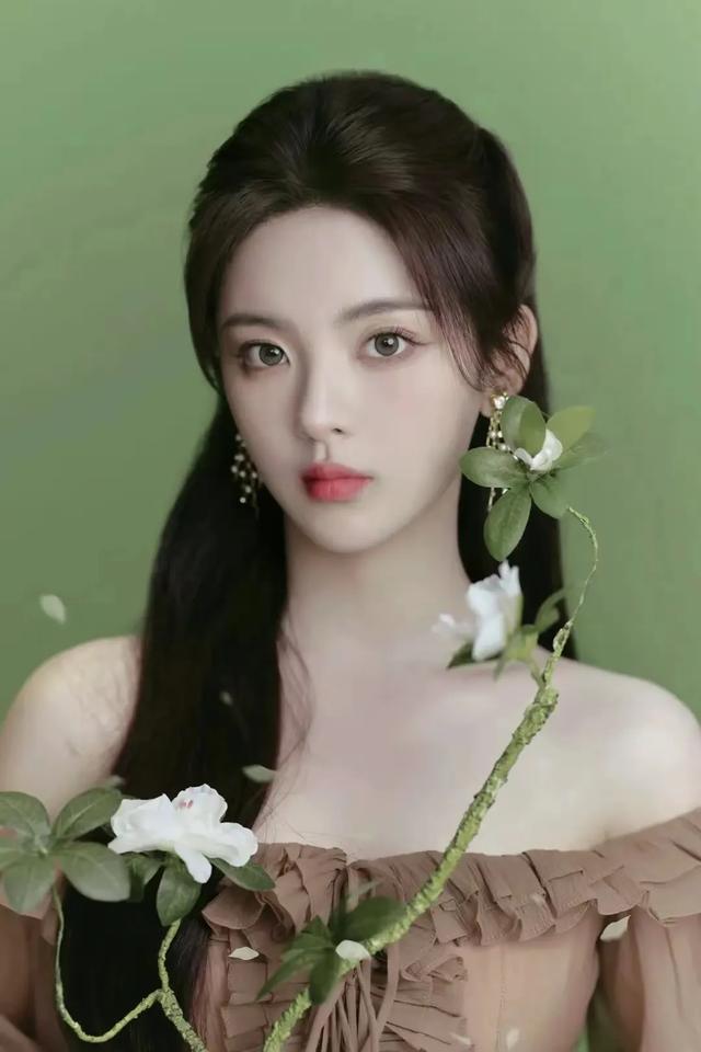 杨超越：美的也太别致了吧！忍不住多看几眼：写真欣赏