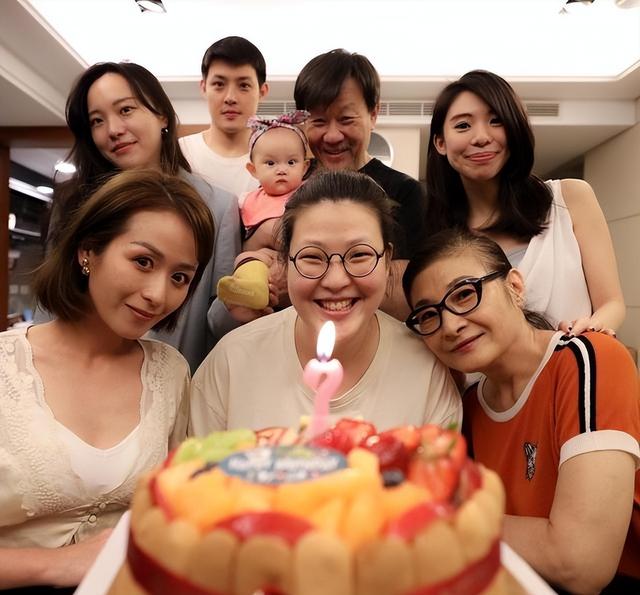 71岁寇世勋现状，晚年和原配一家生活，二房随3名子女远在国外