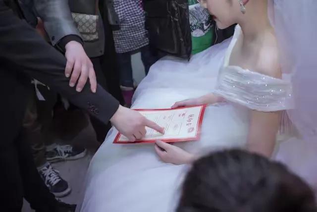比不结婚还可怕的观念已经流行起来了，三十岁女孩说缺钱不缺爱