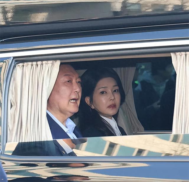 狱警拉都拉不出去，尹锡悦深知这次一旦离开，才是真正踏上了死路