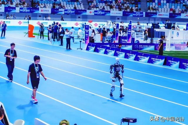 首届世界人形机器人运动会上，光谷东智联合代表队夺得首金