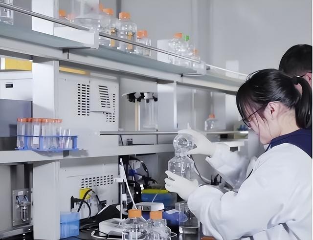 大批战略物资，纷纷达中国港口，西方世界嗅到了“不寻常”的味道