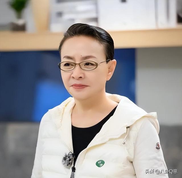 身价过百亿，坐拥北京一条街出门私人飞机	，京圈内的富婆都有谁?