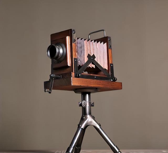 慈禧出洋相：第一次见电灯时喊出了两个字，如今成了人们的常用词