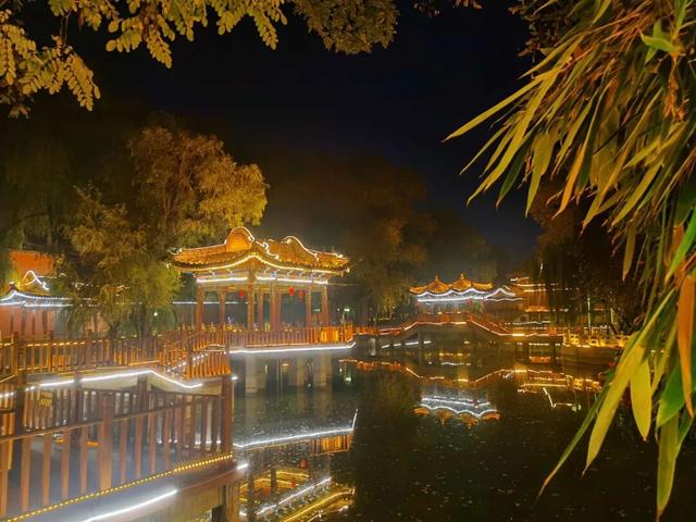 临夏秋日：在暖阳里邂逅街巷与公园的诗意