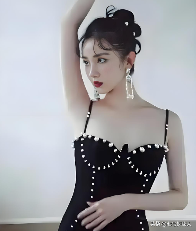 因身材发育过猛，无奈退出国家游泳队，却被三流导演看中捧成顶流