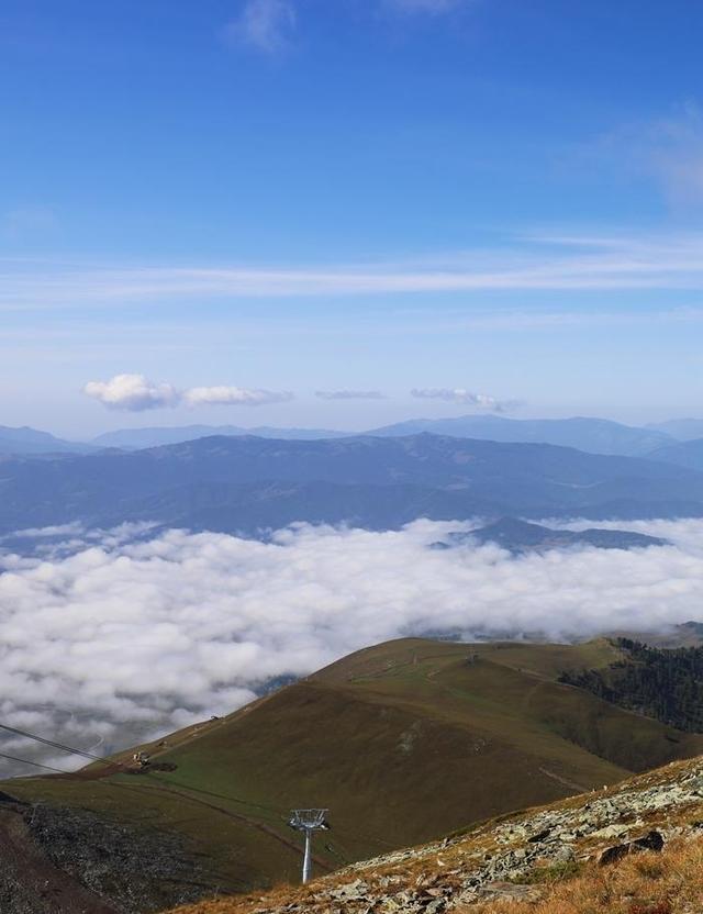 登上新疆云霄峰，一览四国景！