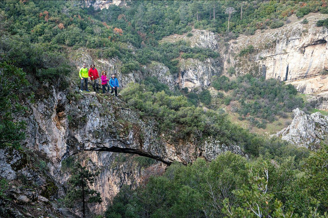 探秘山东诸城恐龙涧峡谷：1.5亿年地质奇观与恐龙化石宝库