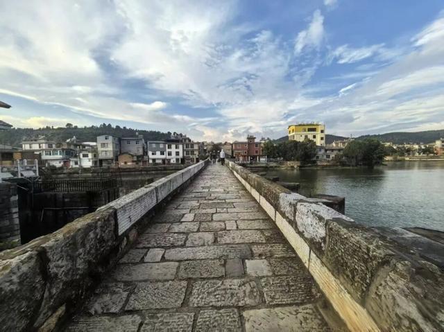 别只盯着都江堰！昆明藏了座“湖天锁钥”，200年古闸，晚霞鸥飞