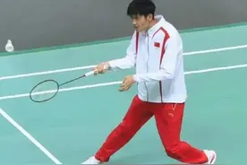 盛李豪打羽毛球自带幽默感，双腿打架笑翻小胖，搞得龙队抬不起头图片