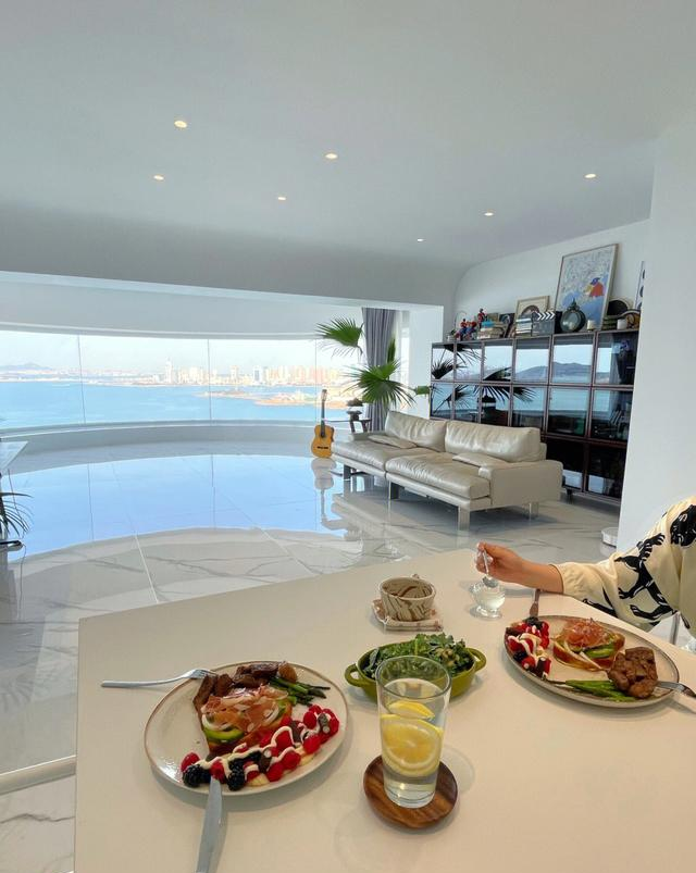 山东发现一户人家，因9米海景阳台走红，家里舒适得让人羡慕