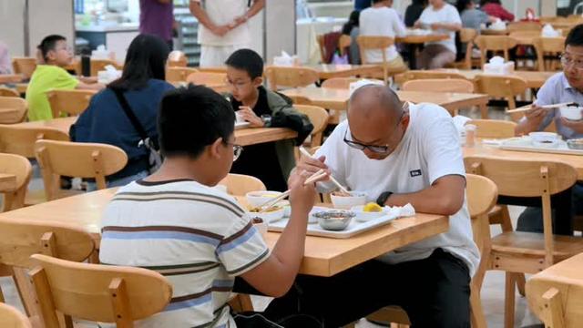 超级黄金周”第三天：系列“宠客”举措诚意满满 “微笑扬州”服务游客点赞