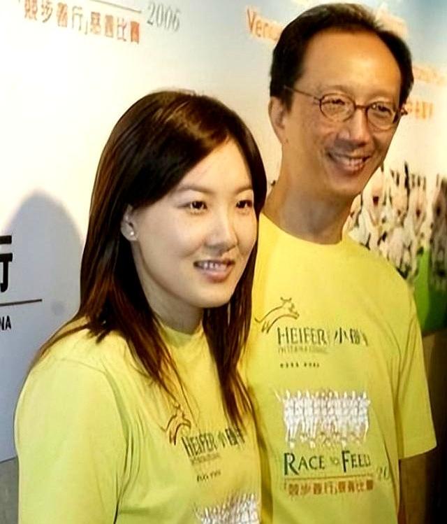 67岁丈夫花心，与妻子密友关系暧昧，跳水皇后伏明霞真嫁得好吗