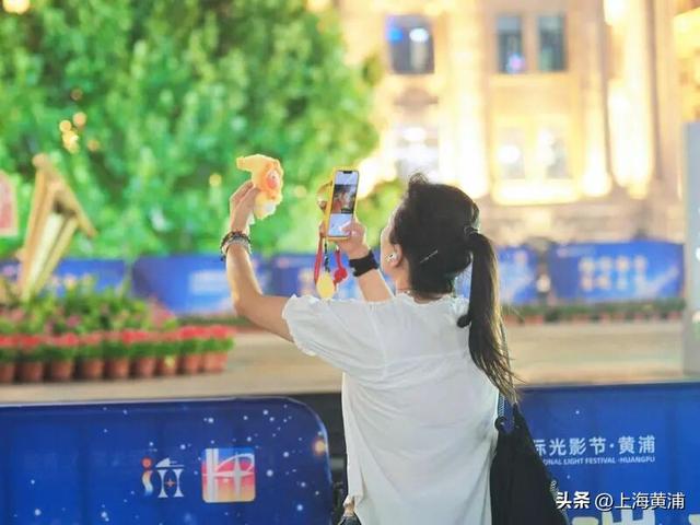 谁懂啊！盲盒开到外滩南京路，超大号暖萌“星星人”已经占领“C位”，粉丝游客从五湖四海赶来！
