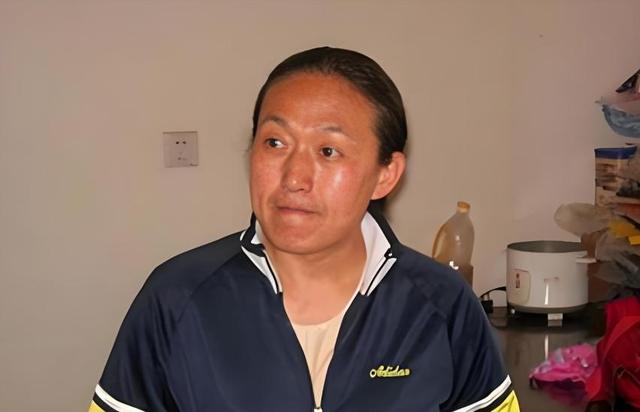 她是9枚金牌的冠军，被教练下药终身不育，退役后当搓澡工嫁和尚
