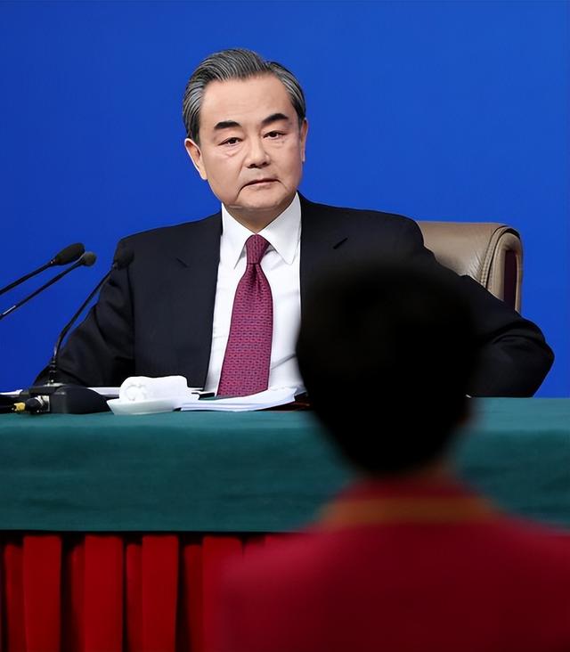 李在明拒绝出席中国9.3阅兵，王毅挂断电话，送了韩国一句话